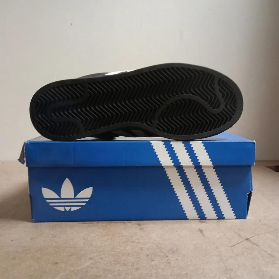 BOXED PAIR OF ADIDAS TRAINERS IN BLACK/WHITE SIZE UK 6