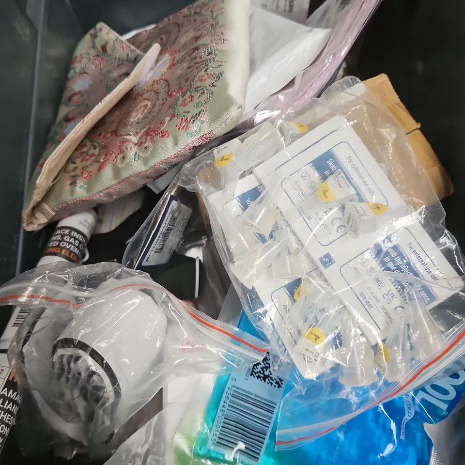 APPROXIMATELY 15 ASSORTED HOUSEHOLD ITEMS TO INCLUDE RAFFLE TICKETS, DRY WIPES, PIPE CLEANERS ETC 