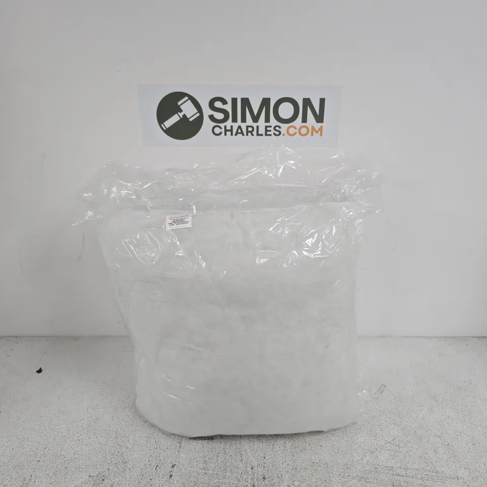 4 WHITE CUSHION'S WITH POLYESTER FILLING – WRAPPED IN PLASTIC