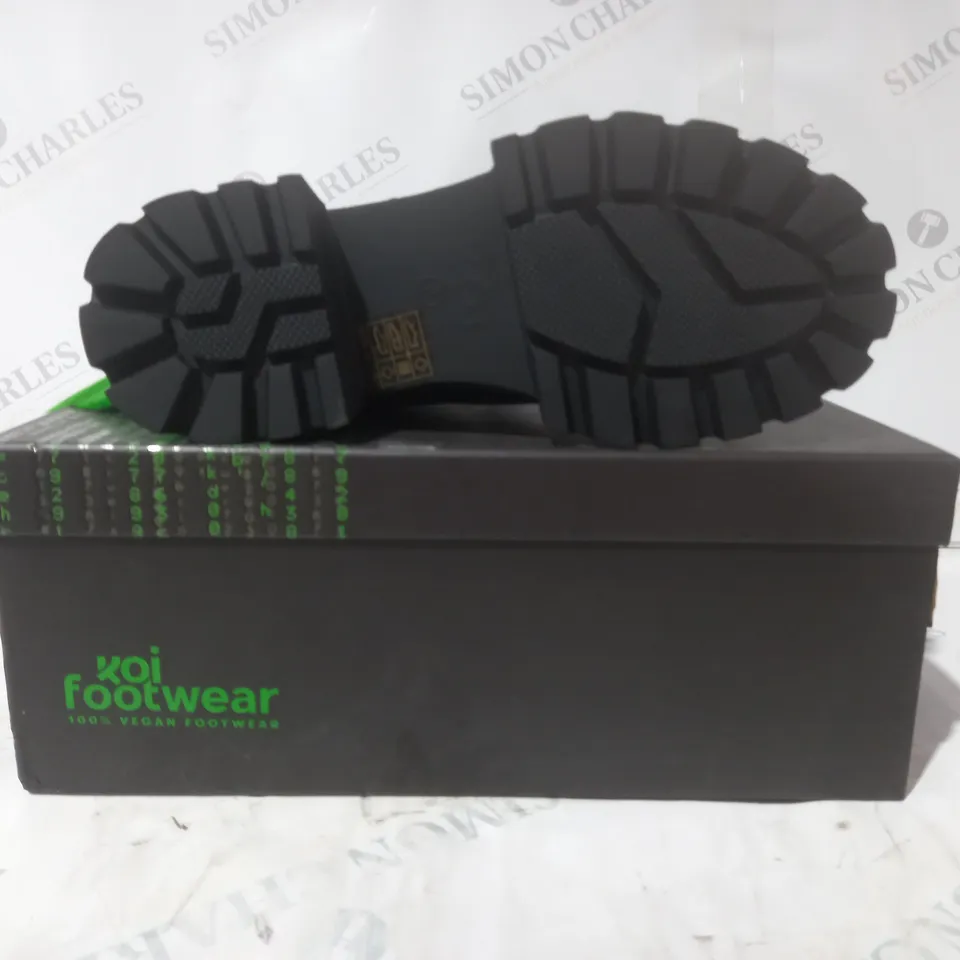 BRAND NEW BOXED PAIR OF KOI VEGAN LEATHER VITA THE INK OF FEAR HAIR BOOTS IN BLACK/GREEN UK SIZE 3