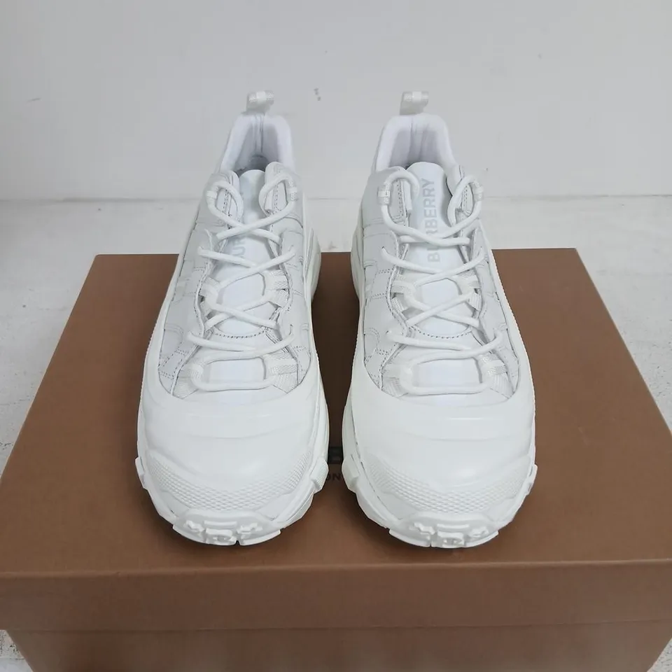 BURBERRY WHITE LOW-TOP SNEAKERS – UK 5 (EUR 38)
