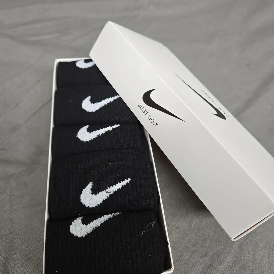 BOX OF 5 PAIRS OF NIKE SOCKS 