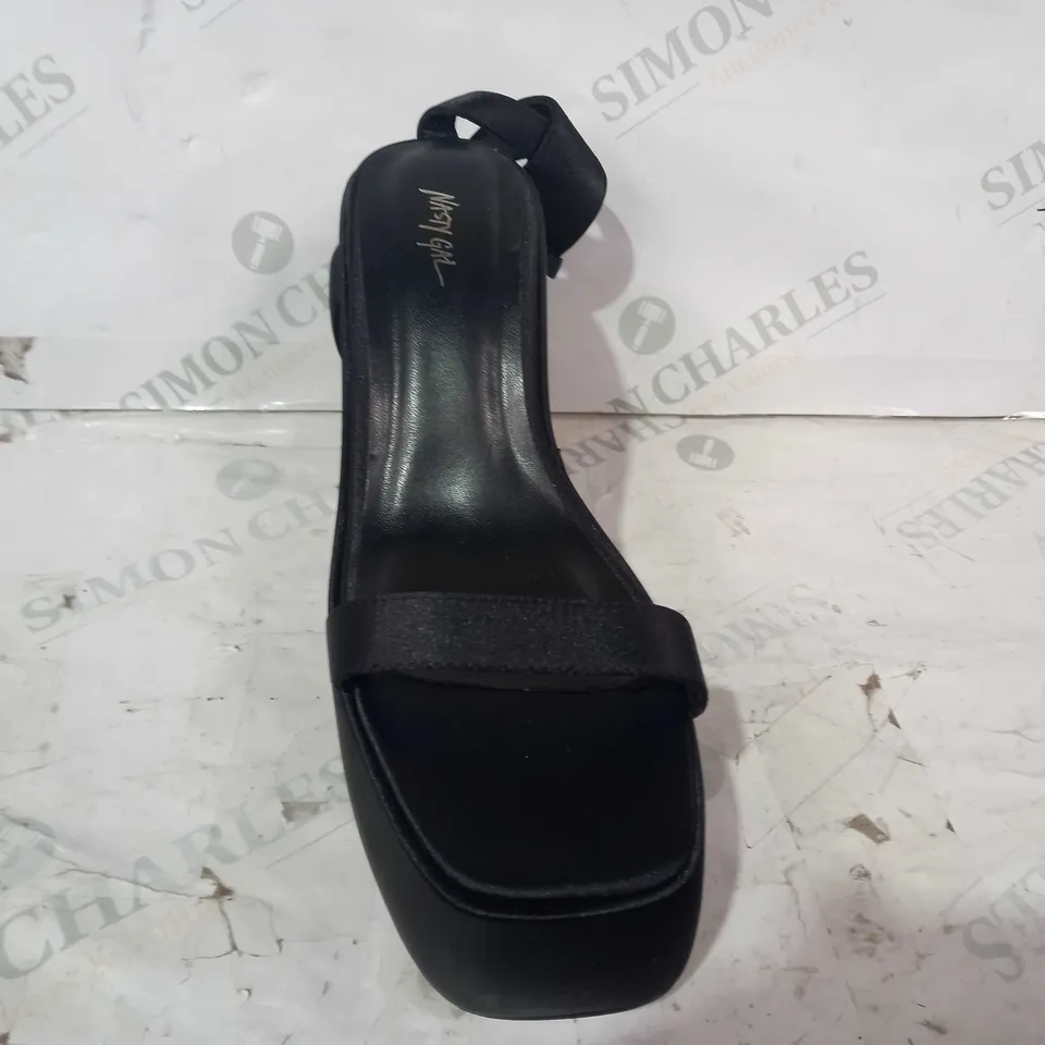 BOXED PAIR OF NASTY GAL PLATFORM OPEN TOE WEDGE SANDALS IN BLACK UK SIZE 7