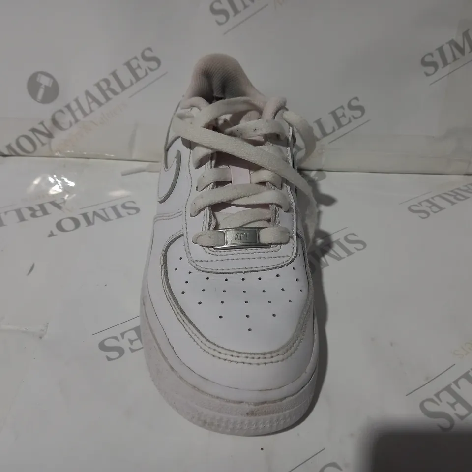 BOXED PAIR OF NIKE AIR FORCE 1 SHOES IN WHITE UK SIZE 3.5