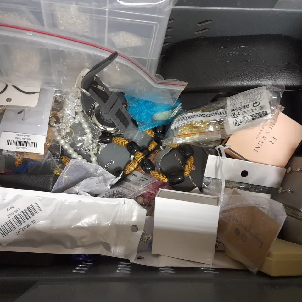 BOX OF APPROXIMATELY 25 ASSORTED LOOSE & BOXED JEWELLERY ITEMS TO INCLUDE RINGS, STUD EARRINGS, WATCHES ETC 