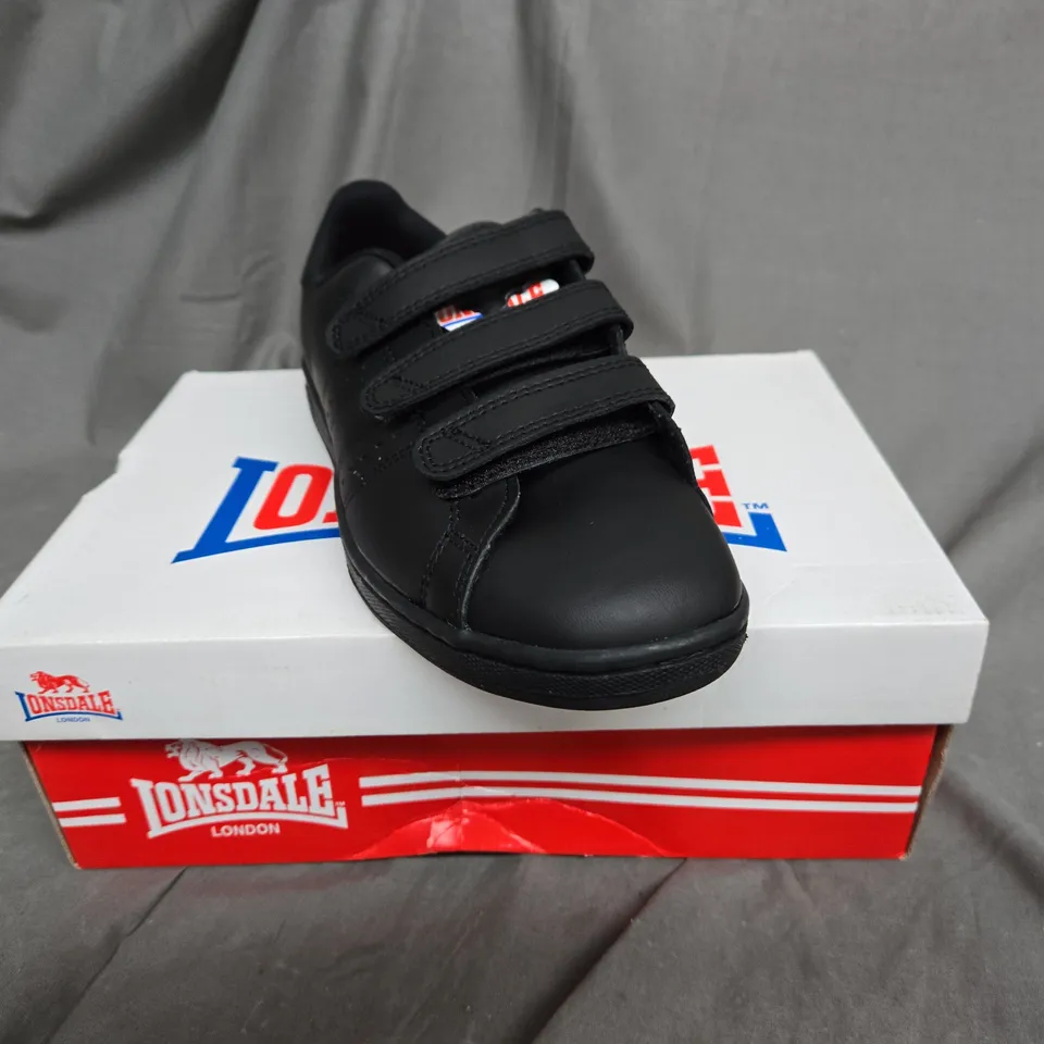 BOXED PAIR OF LONSDALE WOMENS LEYTON VELCRO SHOES IN BLAK/CERISE SIZE 9