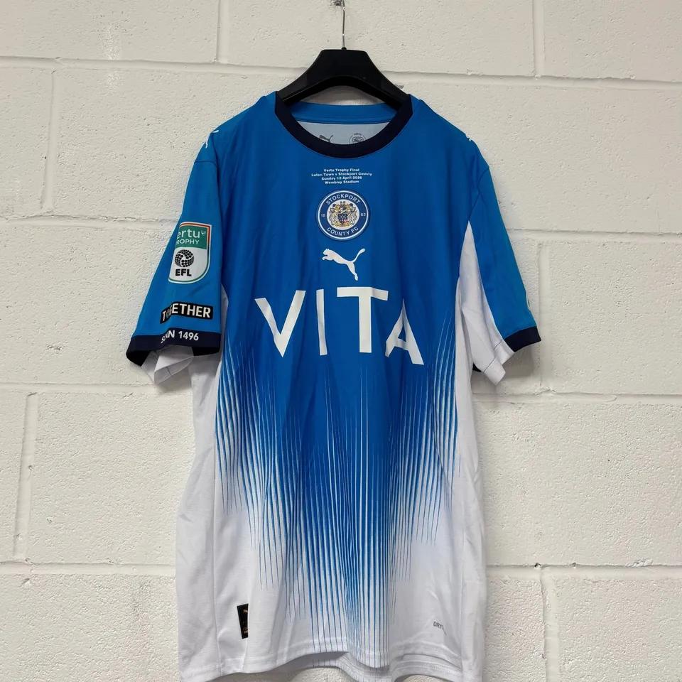 STOCKPORT COUNTY F.C VERTU TROPHY FINALS MATCH WORN HOME SHIRT IN BLUE/WHITE - EU L / OWEN DODGSON #3