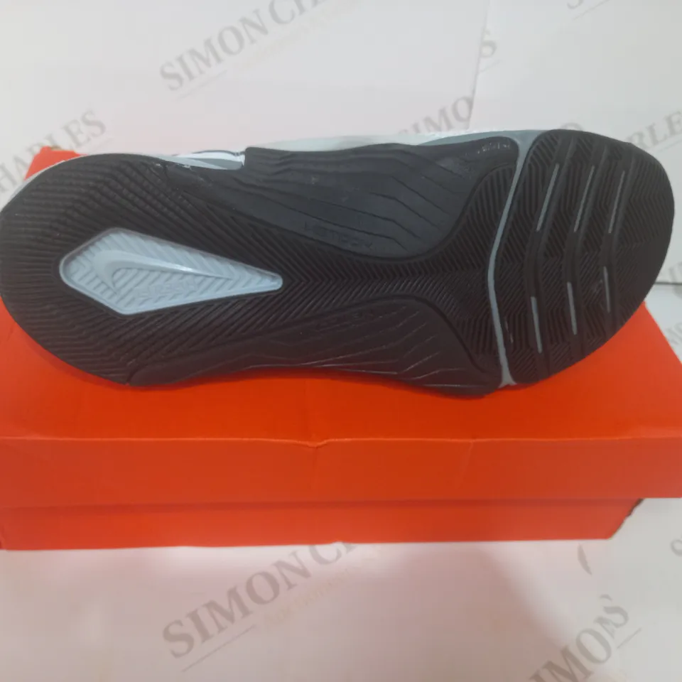 BOXED PAIR OF NIKE METCON SHOES IN WHITE/BLACK/GREY UK SIZE 7