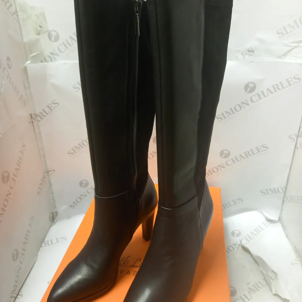 BOXED RUTH LANGSFORD FASHION BOOTS - SIZE 4