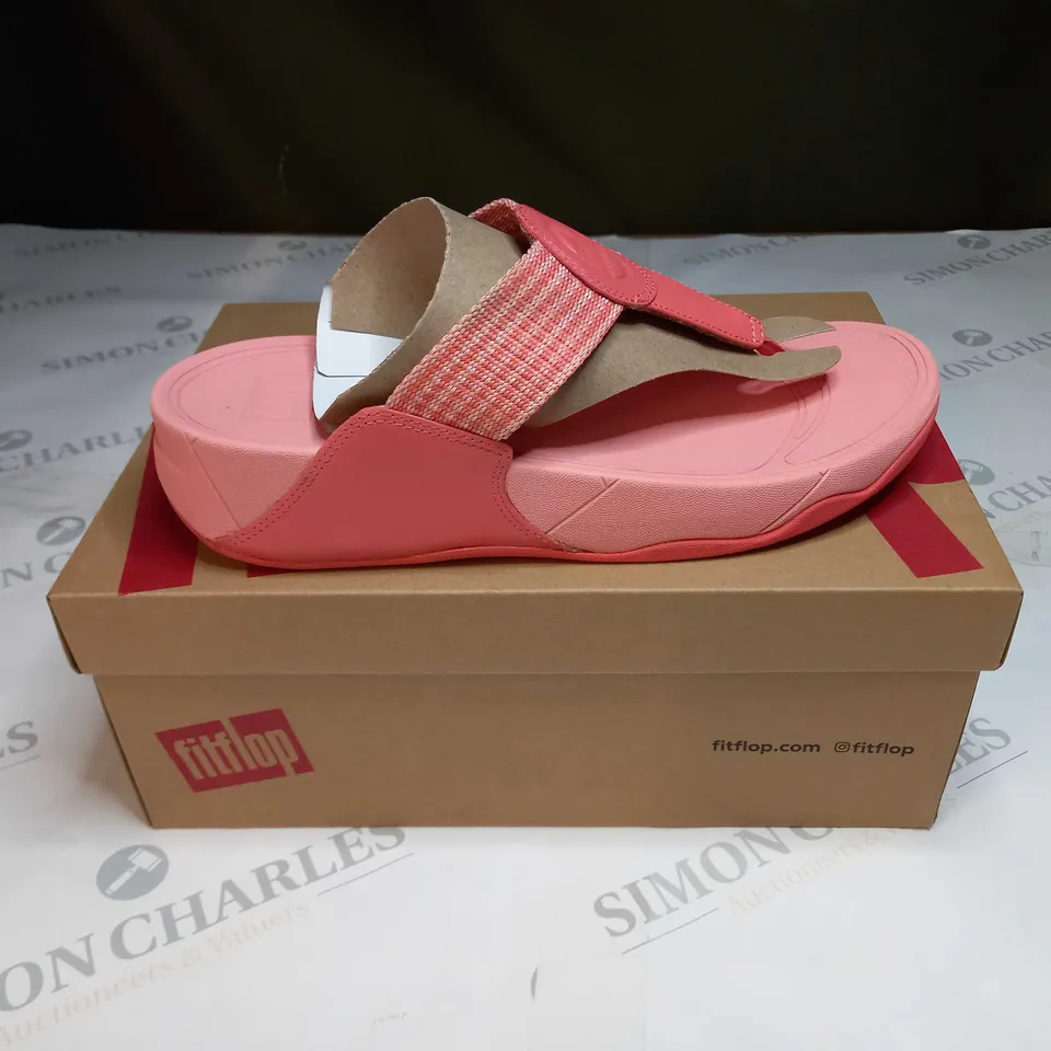 BOXED PAIR OF FITFLOPS WALKSTAR FINESTRIPE TOE-POST SANDALS IN CORAL - UK 7 