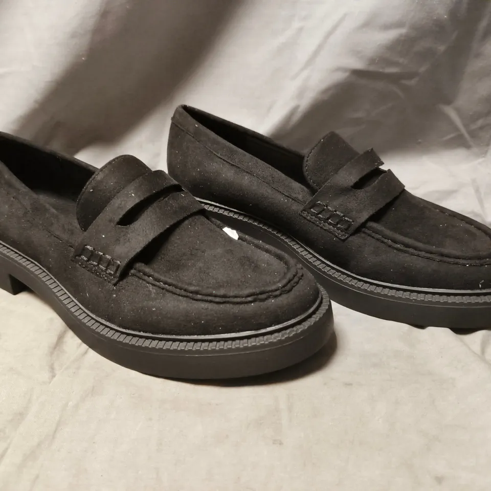BOXED PAIR OF SIMPLY BE LOAFERS IN BLACK SIZE 6 EX WIDE