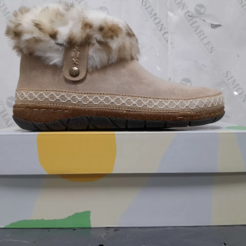 BOXED PAIR OF EARTH ORIGINALS EMMALYN BOOTIES IN BEIGE SIZE 6
