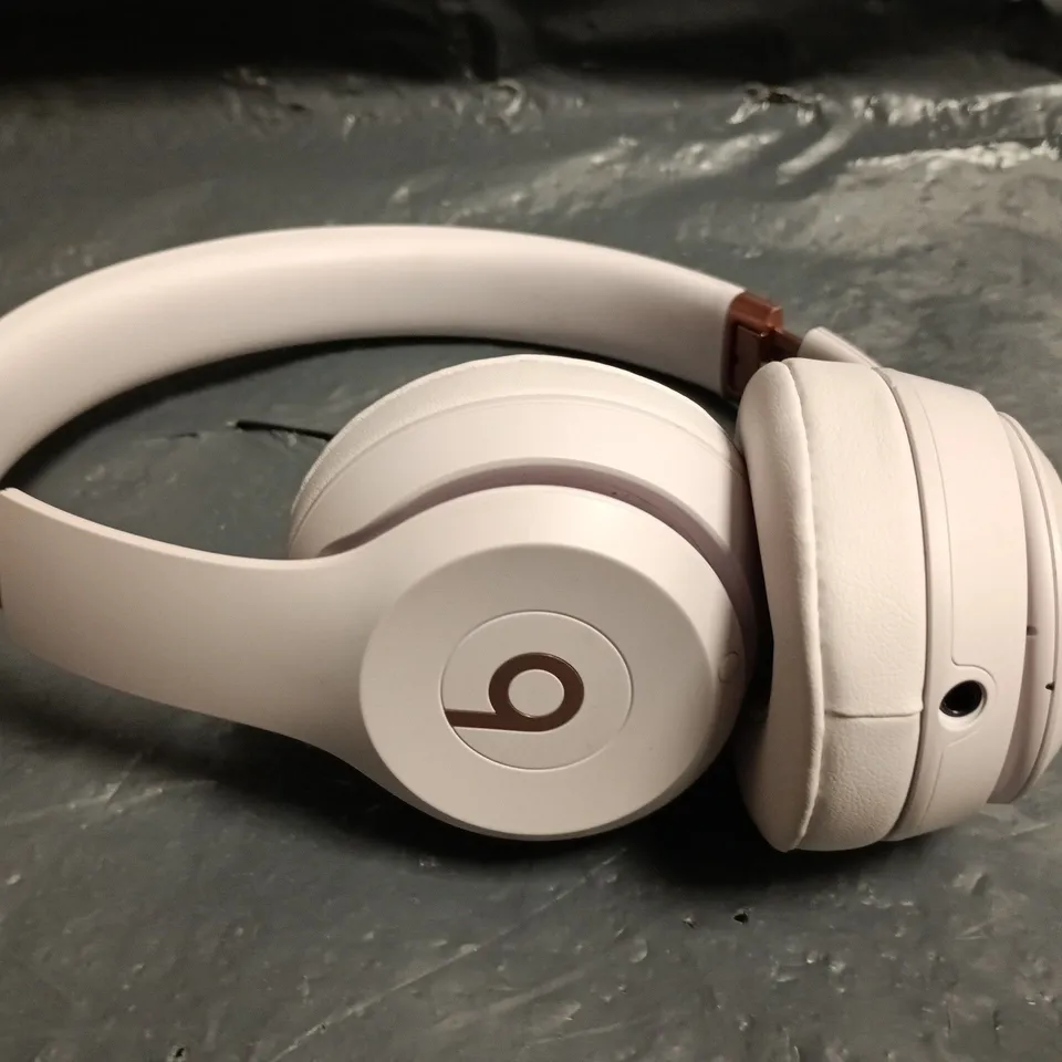 BEATS SOLO 4 OVER-EAR HEADPHONES IN CLOUD PINK