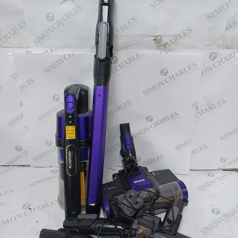 BOXED SHARK ANTI HAIR WRAP CORDLESS PET VACUUM CLEANER IZ202UKT