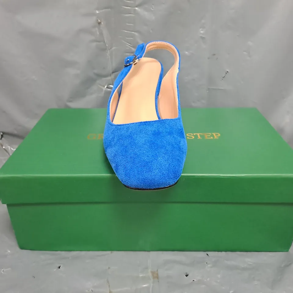 BOXED PAIR OF UNBRANDED CLOSED TOE BLOCK HEEL SANDALS IN BLUE SIZE EU 36