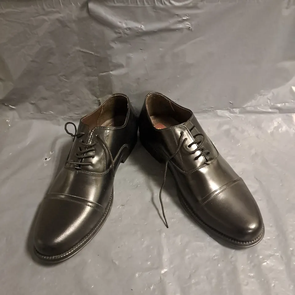 PAIR OF CLIFFORD JAMES FORMAL SHOES IN BLACK SIZE 9
