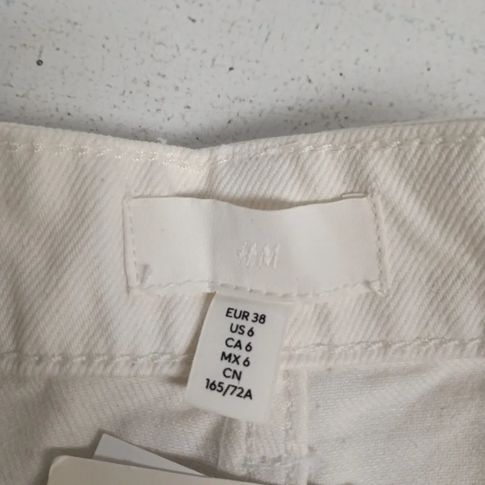 H&M WHITE HIGH WAIST SHORTS – EUR 38 (US 6) – WOMEN'S