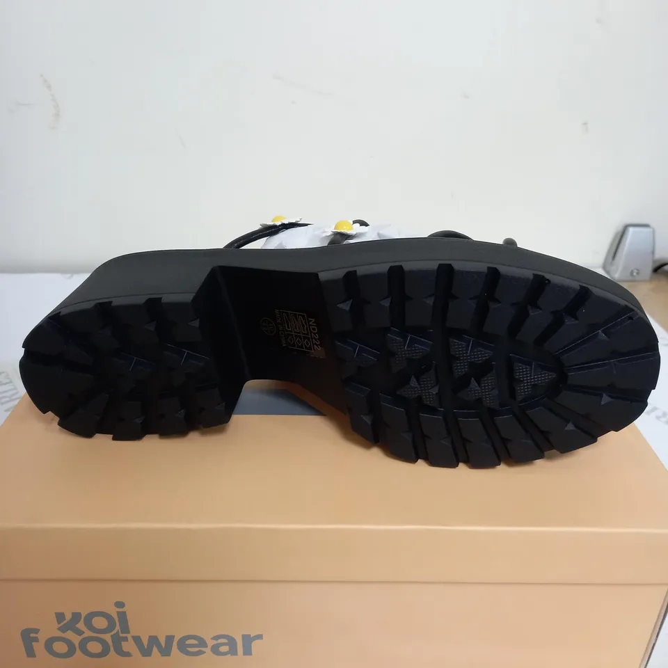 BRAND NEW BOXED PAIR OF KOI VEGAN LEATHER BLOOMING DAISY OASIS STRAPPY SLIDERS IN BLACK UK SIZE 10