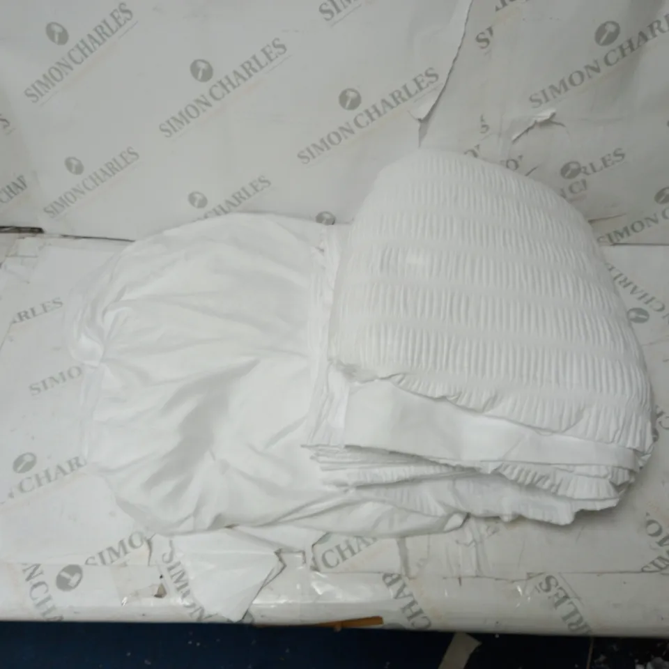 SUPERSOFT BY COZEE HOME TEXTURED STRIPE 6 PIECE DUVET SET WHITE KINGSIZE