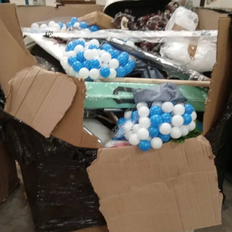 PALLET OF ASSORTED PRODUCTS AND ITEMS TO INCLUDE; HALLOWEEN DECORATION,CLOTHING,BACKPACK,CAT LITTER TRAY,BALLS FOR BALL PIT,ETC