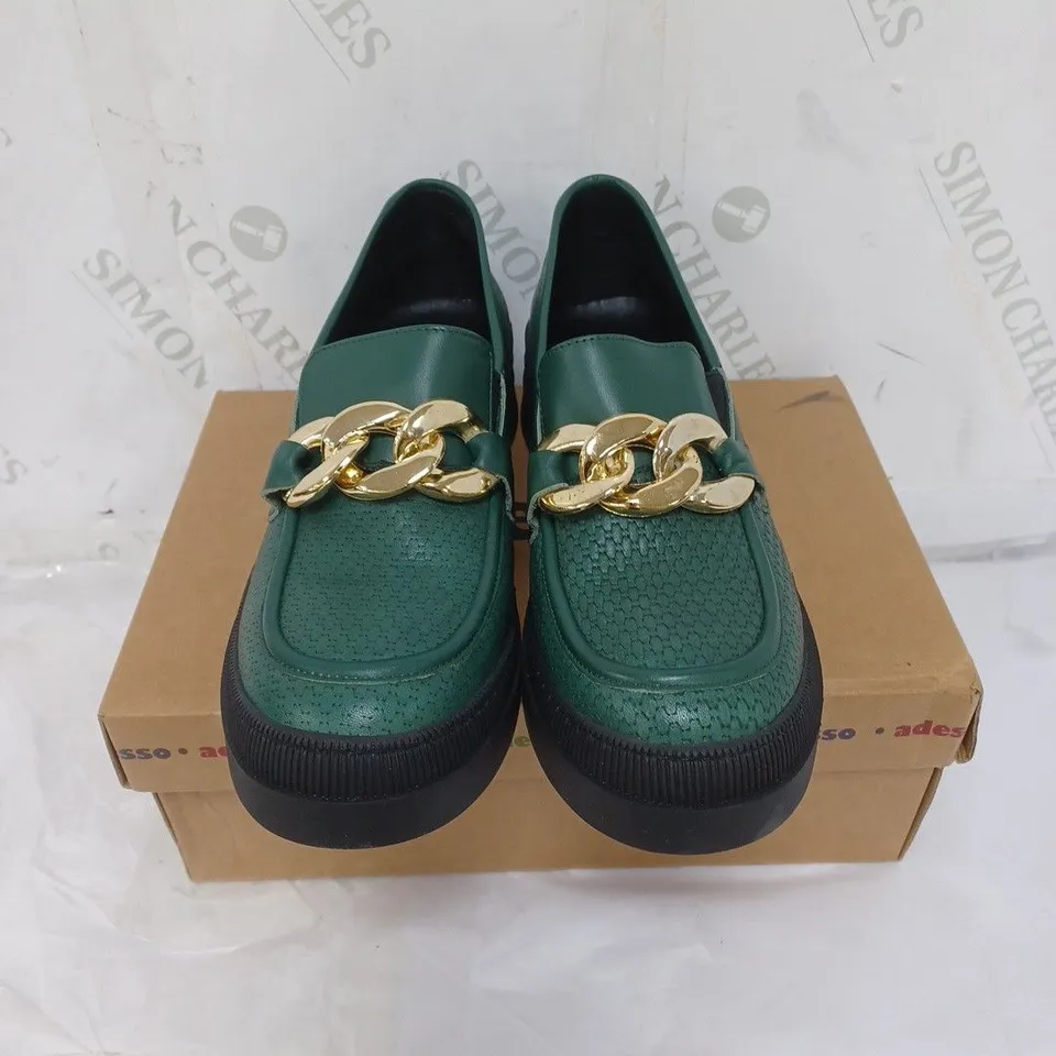 BOXED ADESSO LADIES FLAT SHOES WITH GOLD CHAIN DETAIL GREEN SIZE EU 40