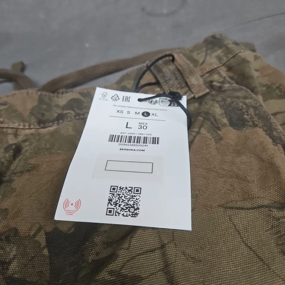 BERSHKA MEN'S CAMOUFLAGE CARGO SHORTS – UK 30 (MEX 30)