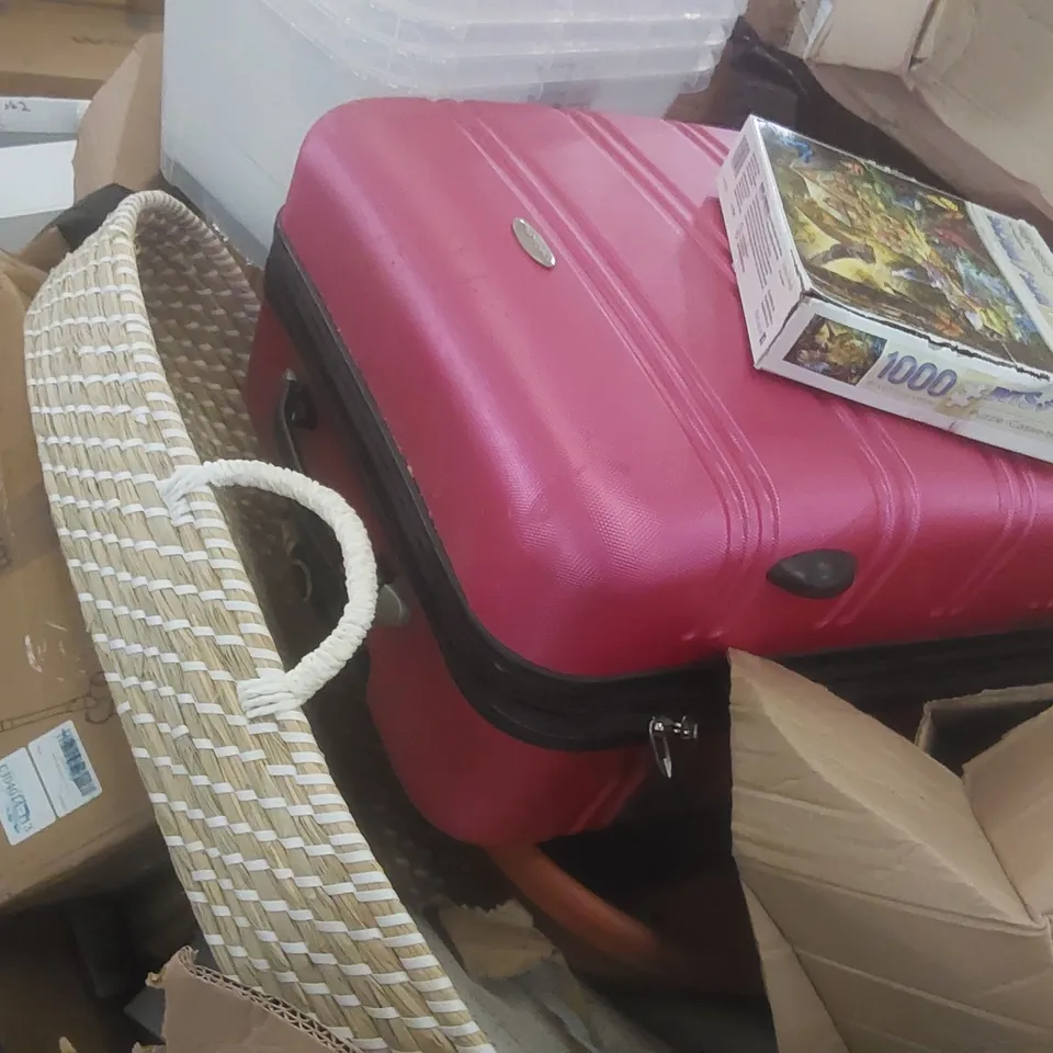 PALLET CONTAINING A VERY LARGE QUANTITY OF ASSORTED CONSUMER PRODUCTS INCLUDING: SUITCASE, BASKET, CORDLESS VACUUM CLEANER, JIGSAW PUZZLE ECT