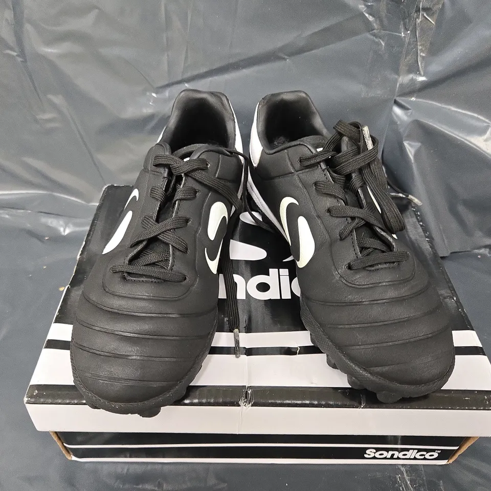 BOXED PAIR OF SONDICO CHILDRENS STRIKE TF TRAINERS IN BLACK - UK 1