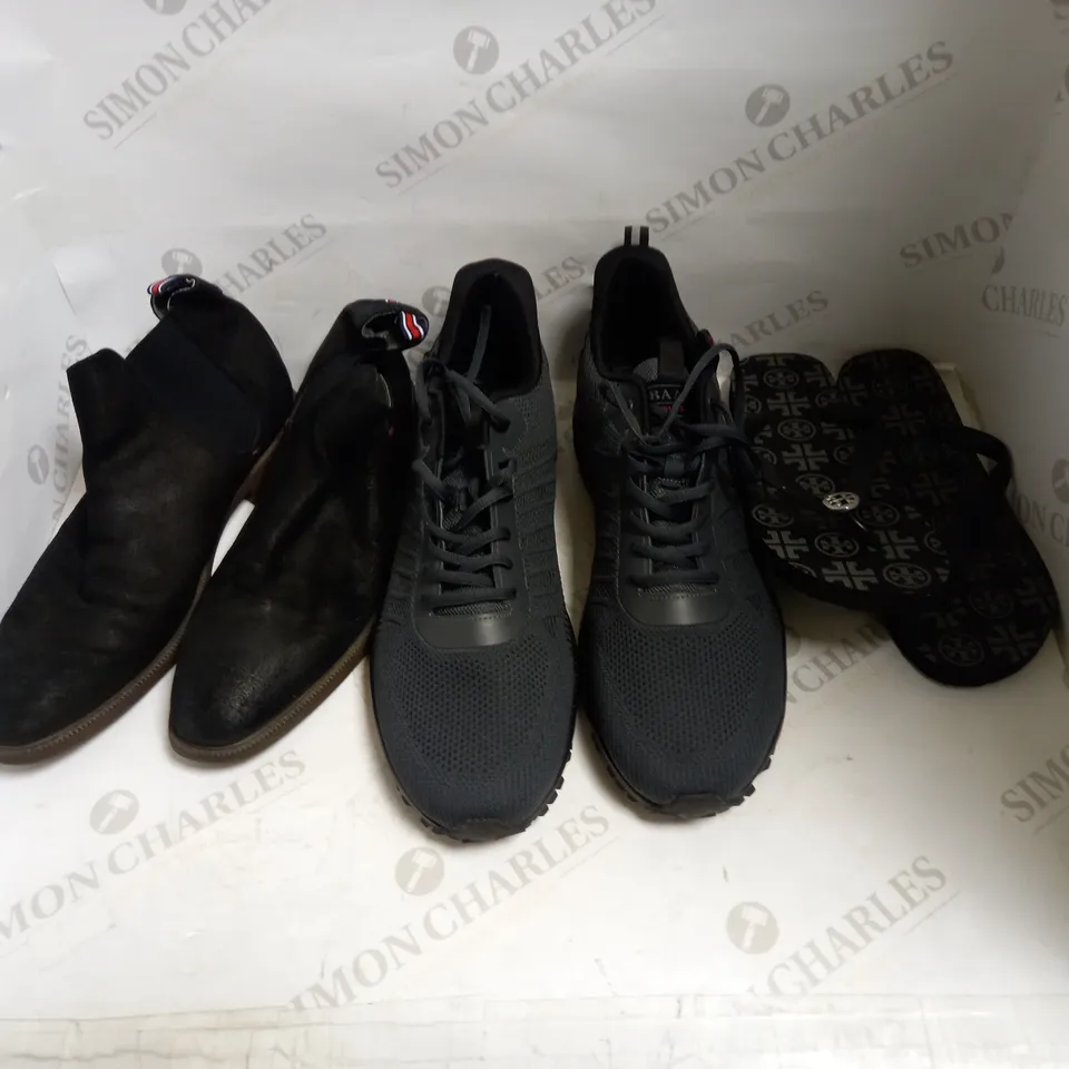 LOT OF APPROXIMATELY 20 SHOES OF VARIOUS SIZES, BRANDS AND TYPES TO INCLUDE BLUE SHARK SLIDERS SIZE 40, DITAS FABRICS FLIP FLIPS , AND ALEXANDRER DOBELL LEATHER POINT SHOES ETC. 