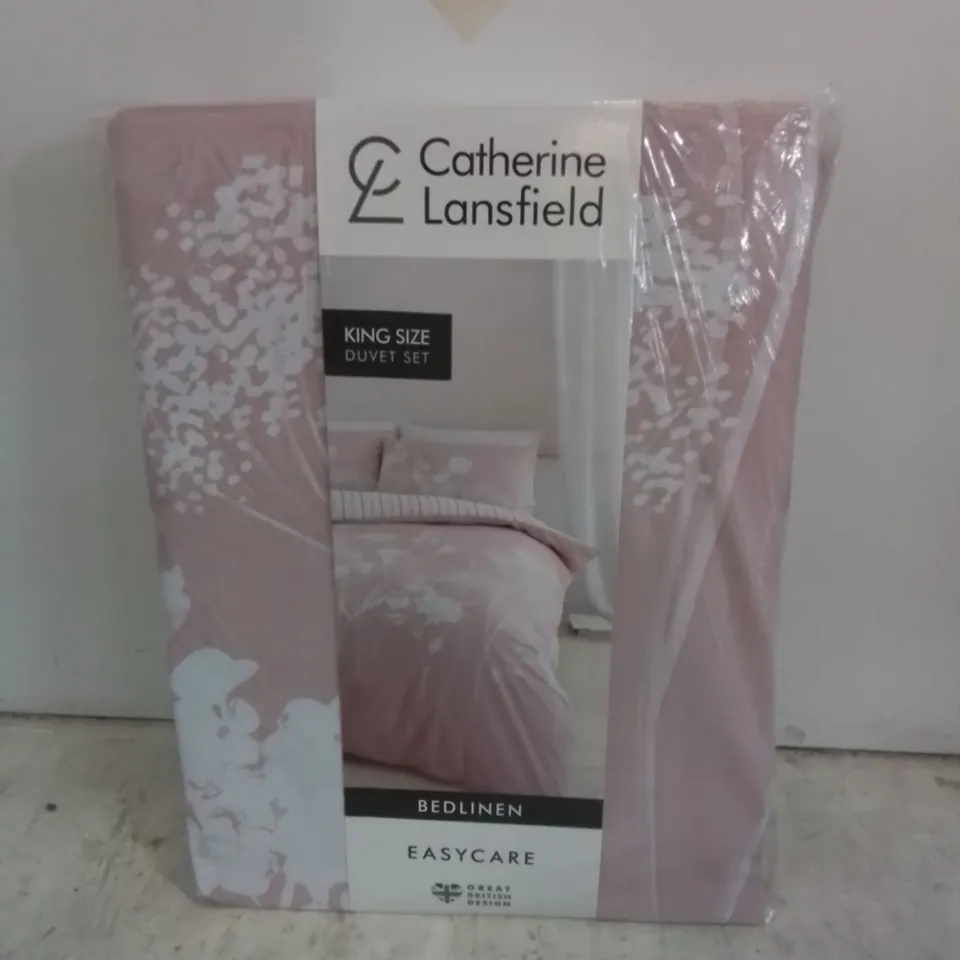 BAGGED MEADOWSWEET FLORAL EASY CARE DUVET COVER SET // SIZE: KING