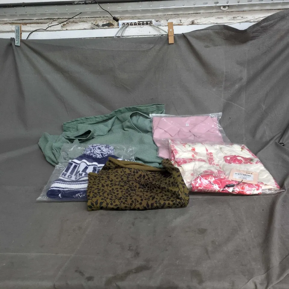 BOX OF APPROXIMATELY 25 ASSORTED CLOTHING ITEMS INCLUDING MILLWALL WOOLLY HAT, FLOWER PRINT SNOOD, GREEN TOP 3XL AND PINK TOP SMALL