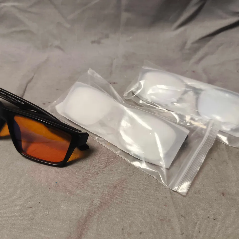 APPROXIMATELY 15 ASSORTED PAIRS OF GLASSES IN VARIOUS STYLES