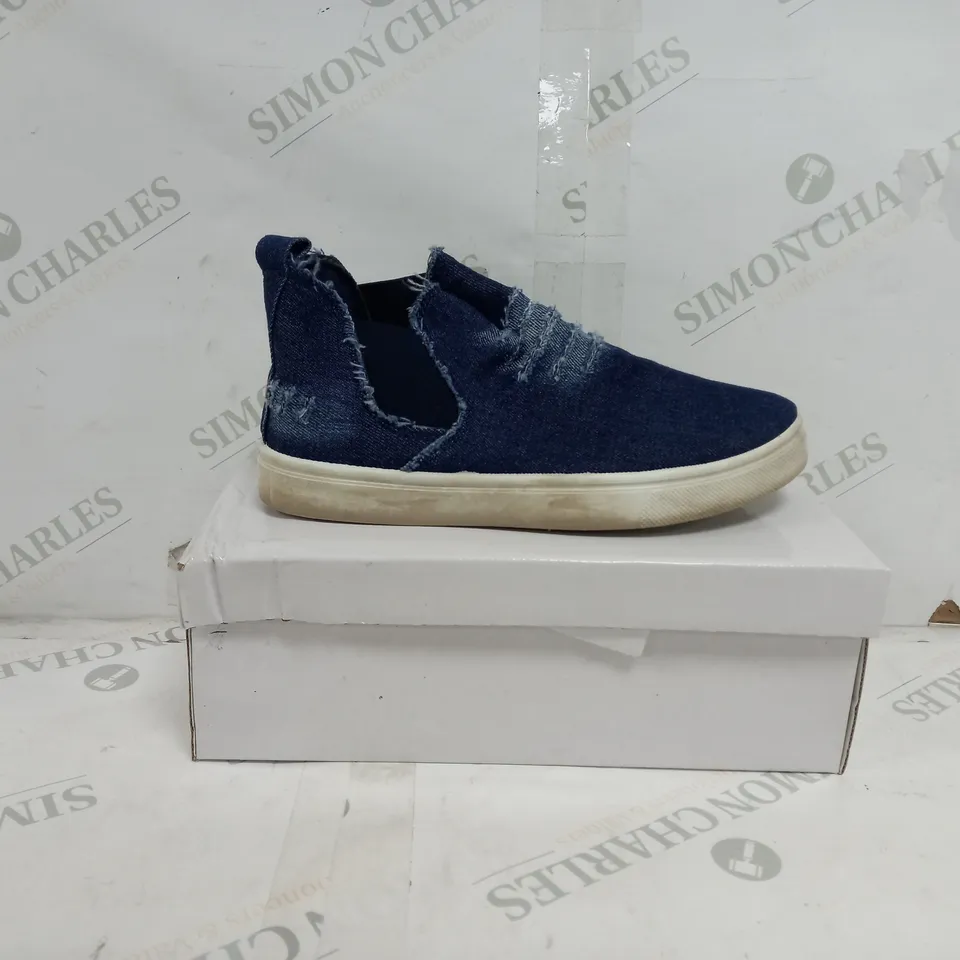 APPROXIMATELY 12 BOXED PAIRS OF TRAINERS IN NAVY VARIOUS SIZES