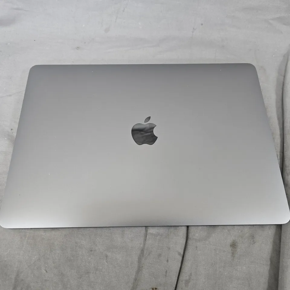 APPLE MACBOOK PRO LAPTOP – SILVER
