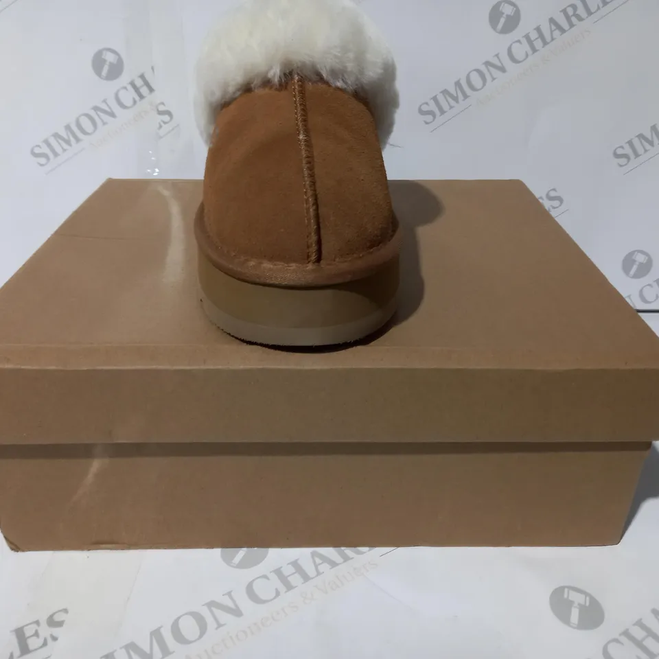 BOXED PAIR OF UGG SLIPPERS IN BROWN UK SIZE 5