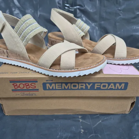 BOXED PAIR OF SKECHERS DESERT KISS SHORE ENOUGH SANDALS IN CREAM SIZE 5.5