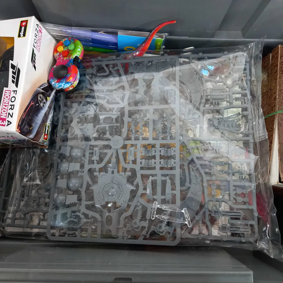 BOX OF APPROX 25 ASSORTED TOYS TO INCLUDE - BWAGO FORZA HORIZON 3 CENTENARIO - POKEMON TRADING CARD GAME TIN - WHSMITH LETSS CREATE 18 ECT 