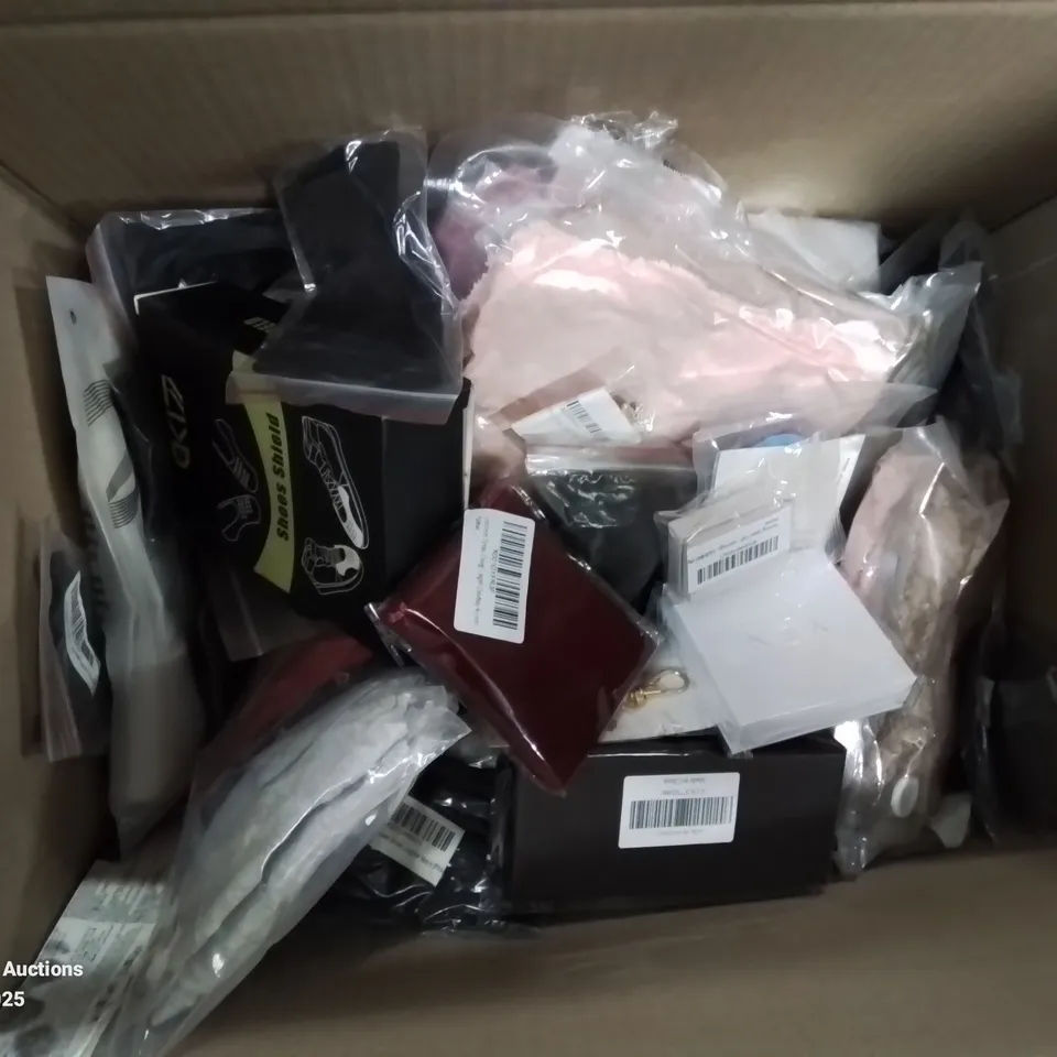 BOX CONTAINING LARGE QUANTITY OF MIXED EVERYDAY HOUSEHOLD ITEMS ETC. TO INCLUDE: CLOTHES, LOTS OF DRESS UP JEWELLERY, TIGHTS, WATCHES AND LOTS MORE