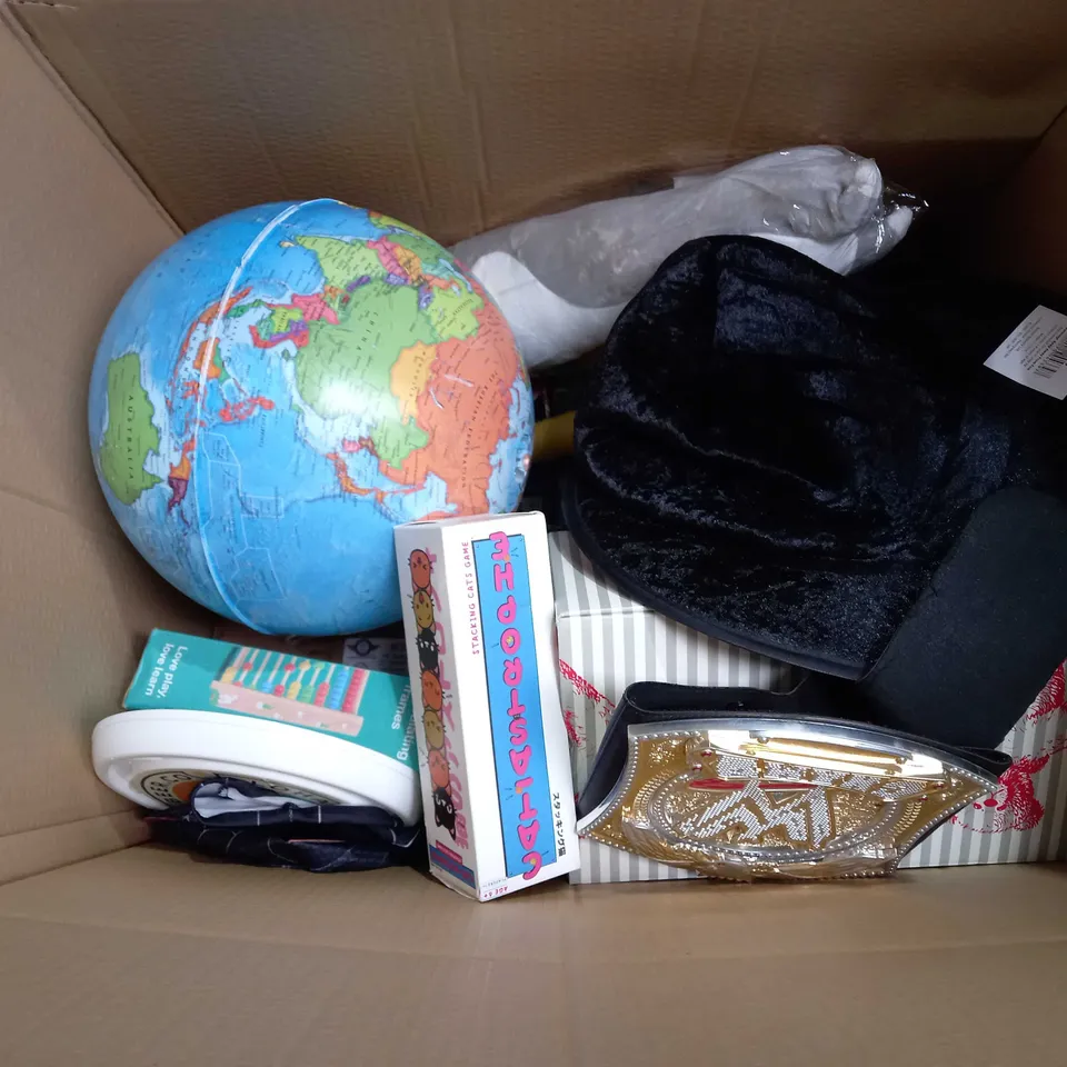 BOX OF APPROXIMATELY 20 ASSORTED TOYS & GAMES TO INCLUDE VARIOUS PUZZLES, 1.5kg BAG OF WHITE LEGO BRICKS, SCIENCE MAD 30MM TELESCOPE, ETC