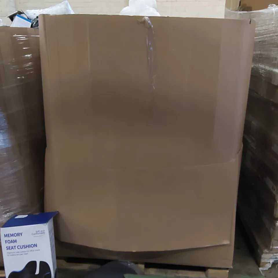PALLET OF ASSORTED ITEMS INCLUDING: BEDDING, CUSHIONS 