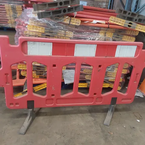 PALLET CONTAINING APPROXIMATELY 26x PLASTIC ROAD BARRIERS 