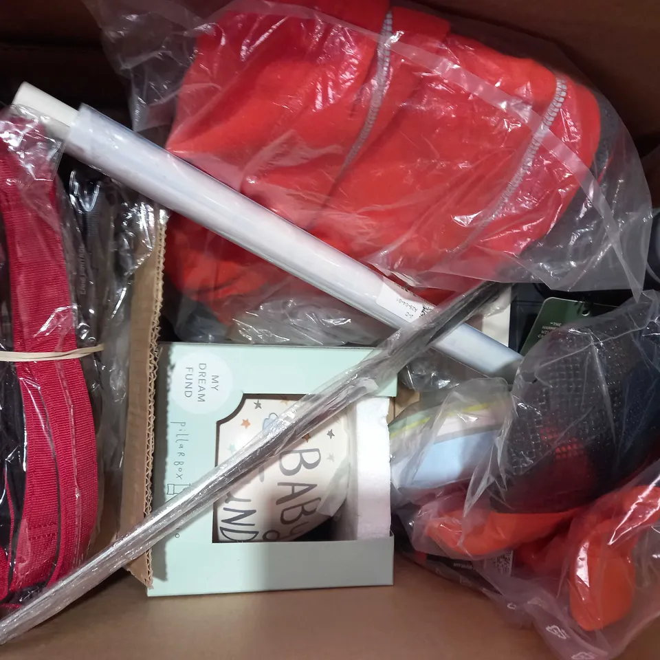 BOX OF APPROXIMATELY 5 ASSORTED HOUSEHOLD ITEMS TO INCLUDE STAINLESS STEEL WATER BOTTLE IN BLUE, SOFT GREY HOT WATER BOTTLE, ETC