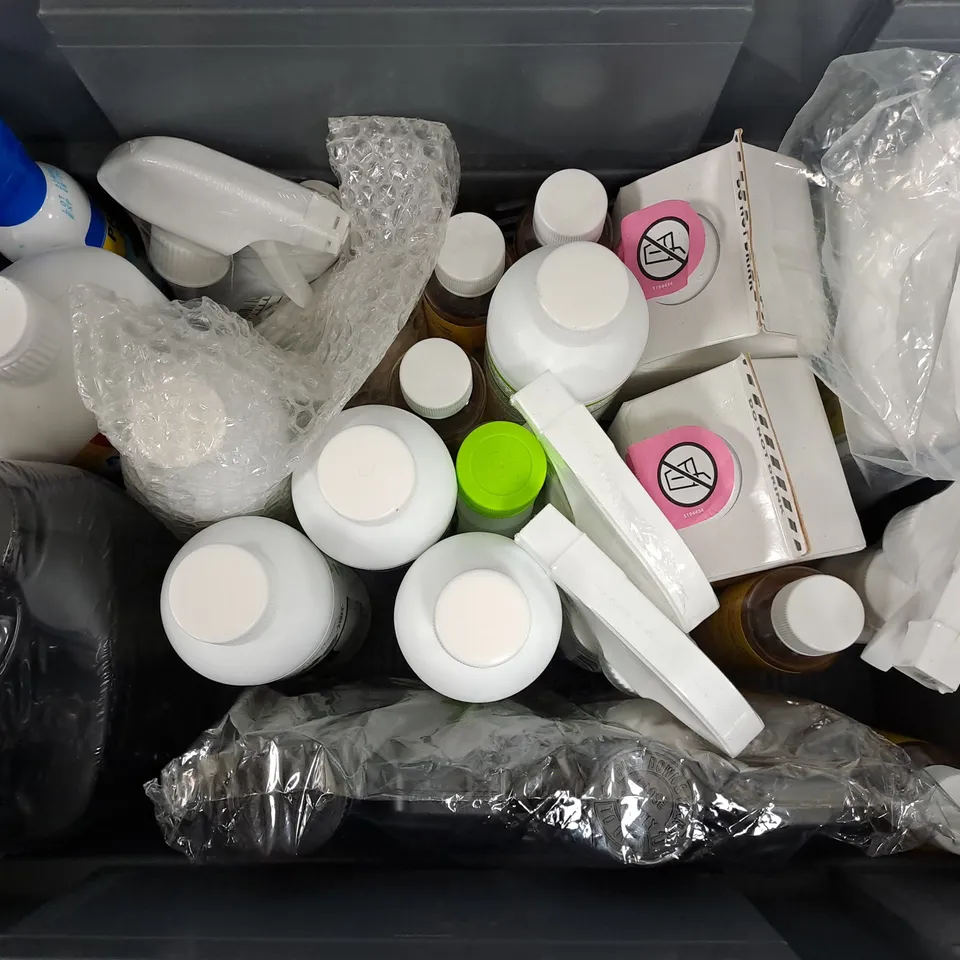 APPROXIMATELY 15 ASSORTED LIQUIDS TO INCLUDE HARDENER, STAIN REMOVAL SPRAY, WASHING UP LIQUID, ETC - COLLECTION ONLY