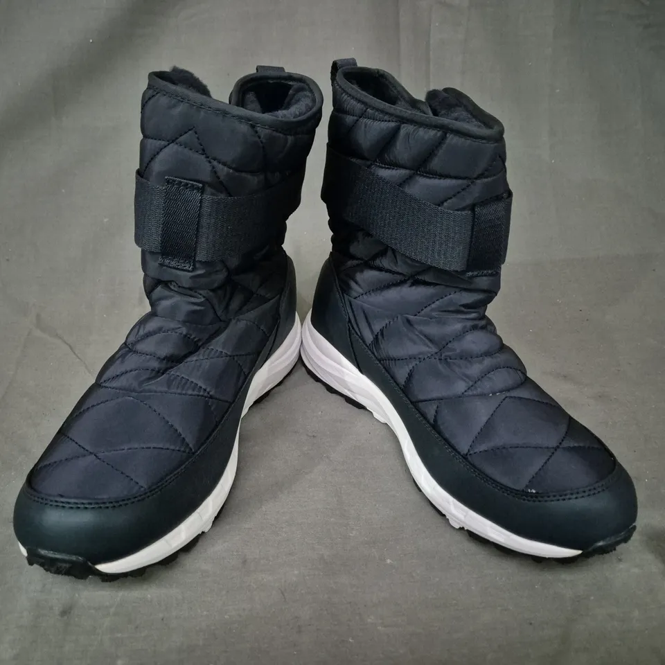 BOXED PAIR OF HI-TEC ANKLE BOOTS IN NAVY UK SIZE 7