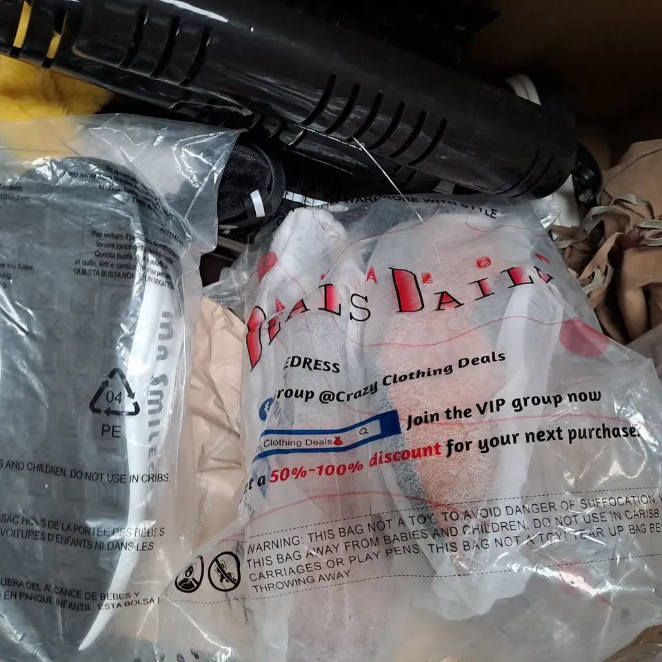 BOX OF APPROXIMATELY 15 ASSORTED PAIRS OF SHOES AND FOOTWEAR ITEMS IN VARIOUS STYLES AND SIZES TO INCLUDE XIUXIAN, APACHE, ETC