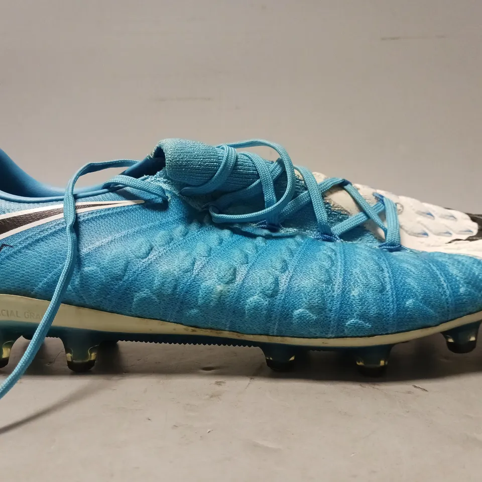PAIR OF NIKE FLYKNIT GRIP FOOTBALL BOOTS IN WHITE/BLUE UK SIZE 10.5