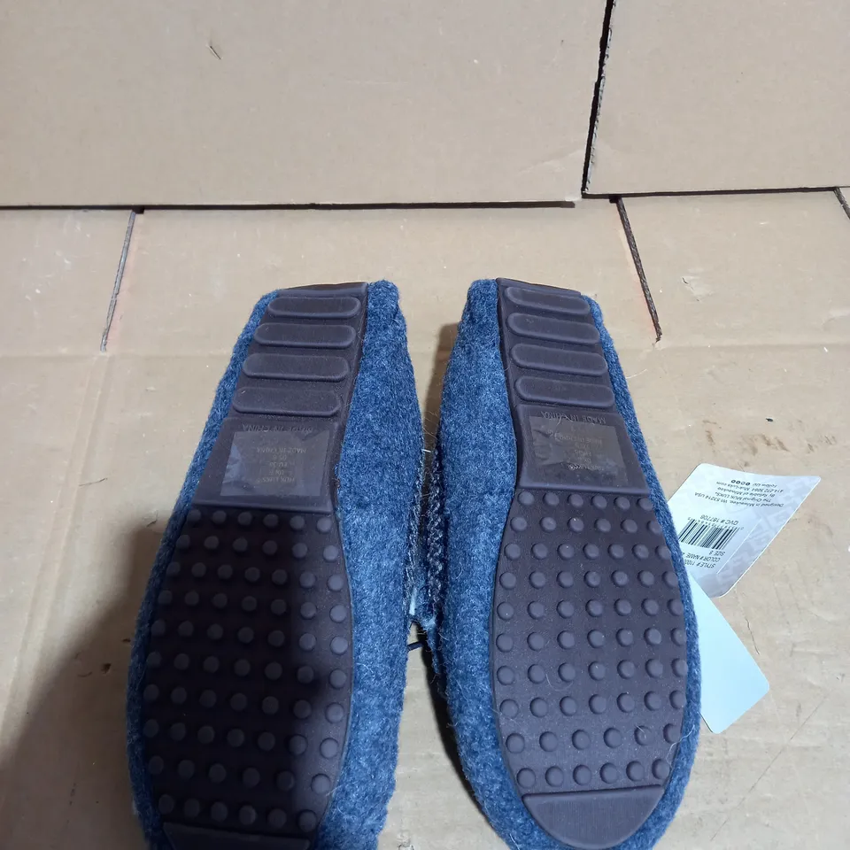 MUKLUKS FAUX SLIPPERS - SIZE 6