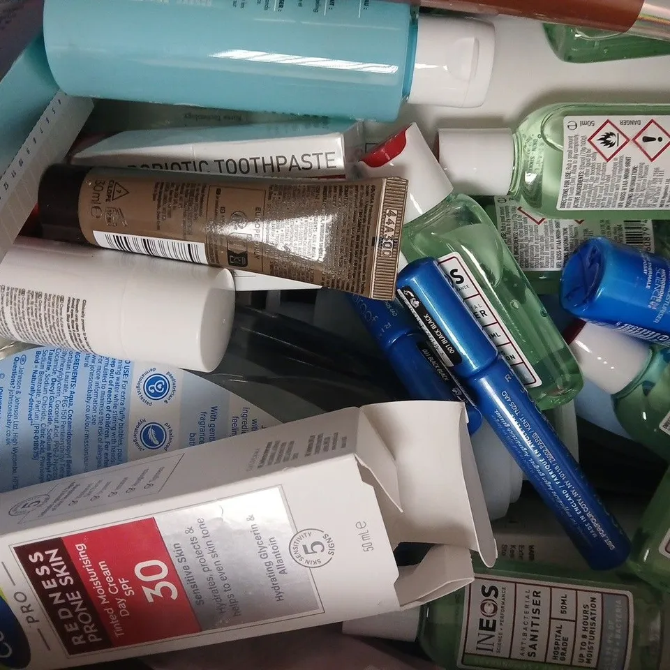 APPROXIMATELY 20 ASSORTED COSMETIC ITEMS INCLUDING VARIOUS MAKES AND BRANDS - COLLECTION ONLY