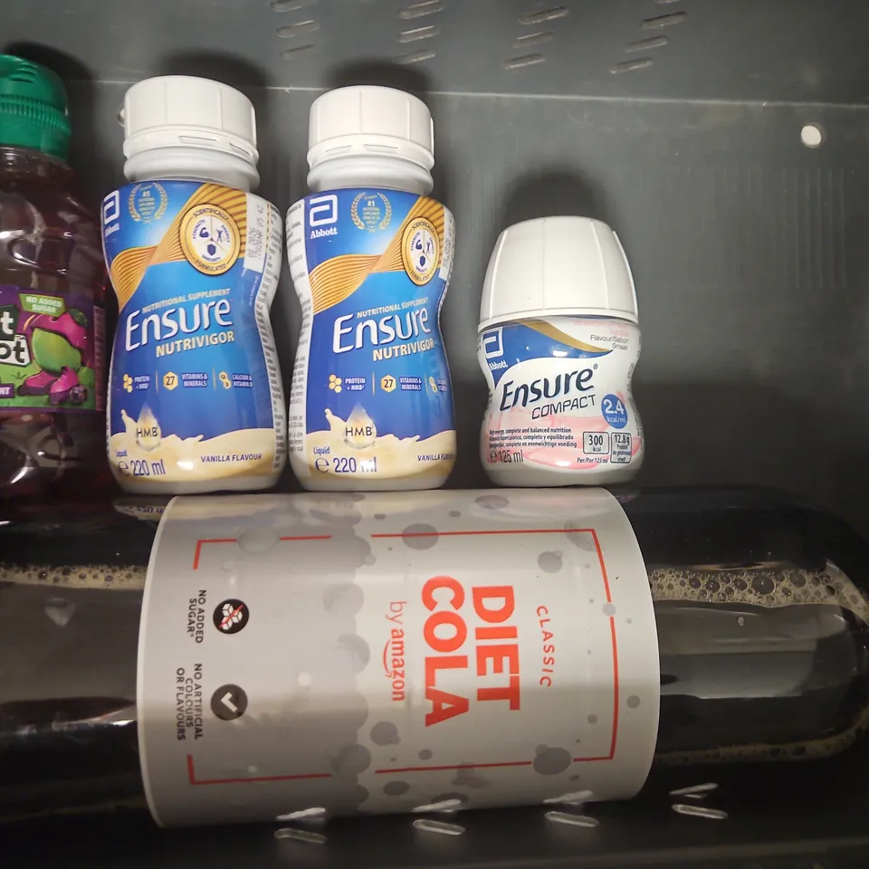 APPROXIMATELY 5 ASSORTED FOOD AND DRINK ITEMS TO INCLUDE TREK PROTEIN FLAPJACKS MULTIPACK, PRECISION FUEL MINT & LEMON CHEWS, ETC