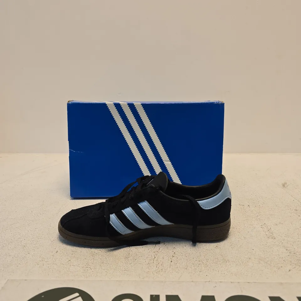 ADIDAS MÜNCHEN SNEAKERS – BLACK WITH LIGHT BLUE STRIPES, UK 7.5